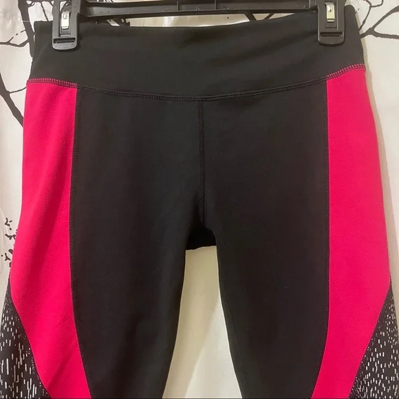 Fabletics Black Pink Insert Panels Athletic Workout Capri Leggings - Picture 2 of 9